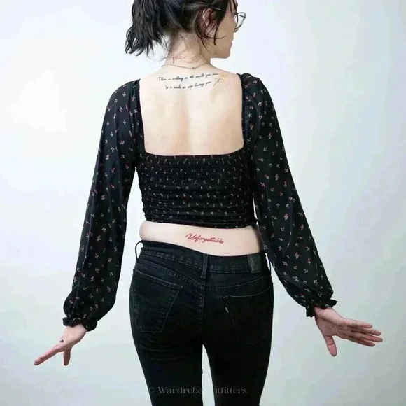 F21 Lace-Up Peasant Long Sleeve Crop Top - Picture 3 of 5